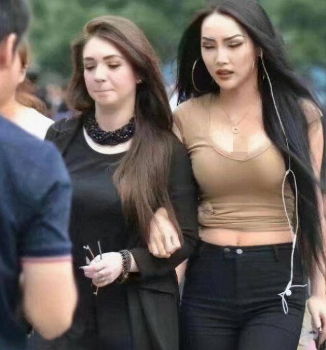 妹子这种不合身的衣服就别穿了，闺蜜都没眼看你了