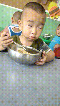 这是熬了一宿吧，眼睛都睁不开了
