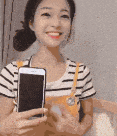 姑娘这是自带充电宝啊，还是无线电量的那种