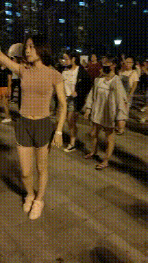 妹子就是这里面最亮的那颗星，广场舞的阵容越来越多元化了！