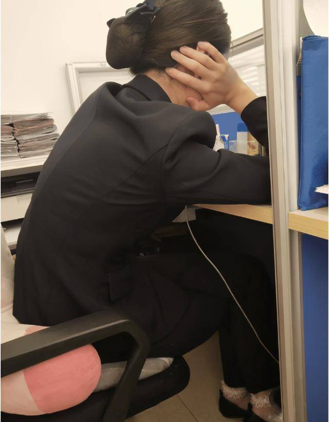 新来的女同事穿这样的袜子，看来妹子是有一个少女心啊！确实挺好看的