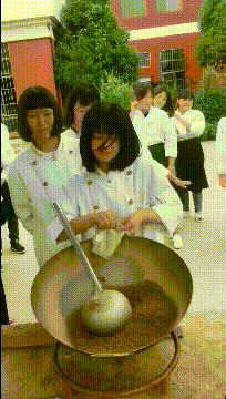 总有一天会锻炼出来肌肉的，手臂的力量很强啊