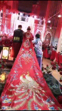 这么长的礼服裙摆，如果没有人搀扶着，新娘就走不动了
